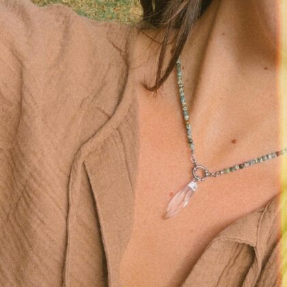 Collares de piedra con broche timón